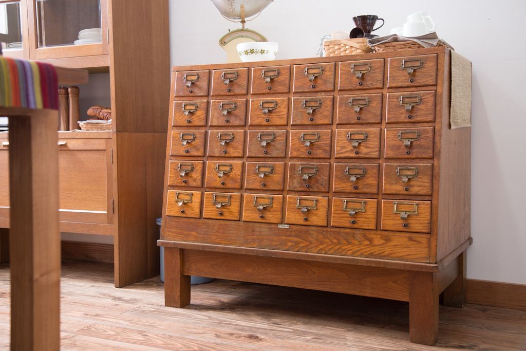 レトロ家具　昭和レトロ　ネームプレート付き!古い木製の脚付きドロワー(引き出し)