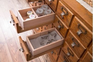 レトロ家具　昭和レトロ　ネームプレート付き!古い木製の脚付きドロワー(引き出し)