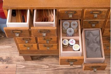 レトロ家具　昭和レトロ　ネームプレート付き!古い木製の脚付きドロワー(引き出し)