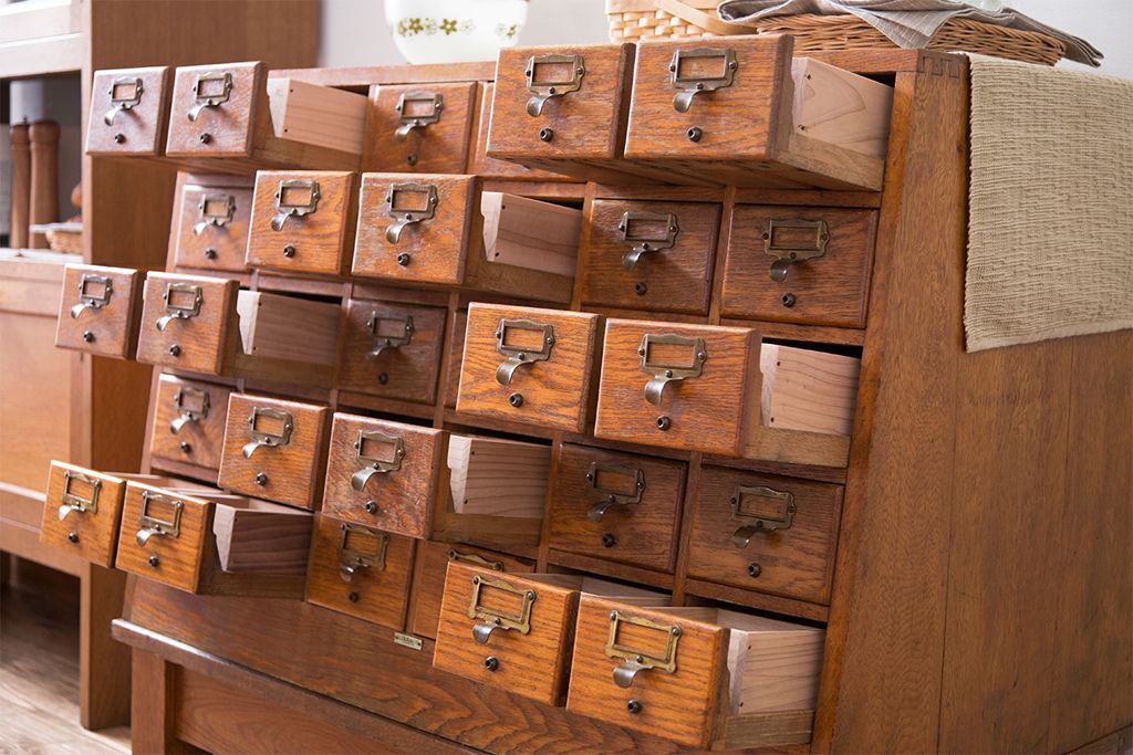 レトロ家具　昭和レトロ　ネームプレート付き!古い木製の脚付きドロワー(引き出し)