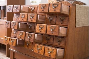 レトロ家具　昭和レトロ　ネームプレート付き!古い木製の脚付きドロワー(引き出し)