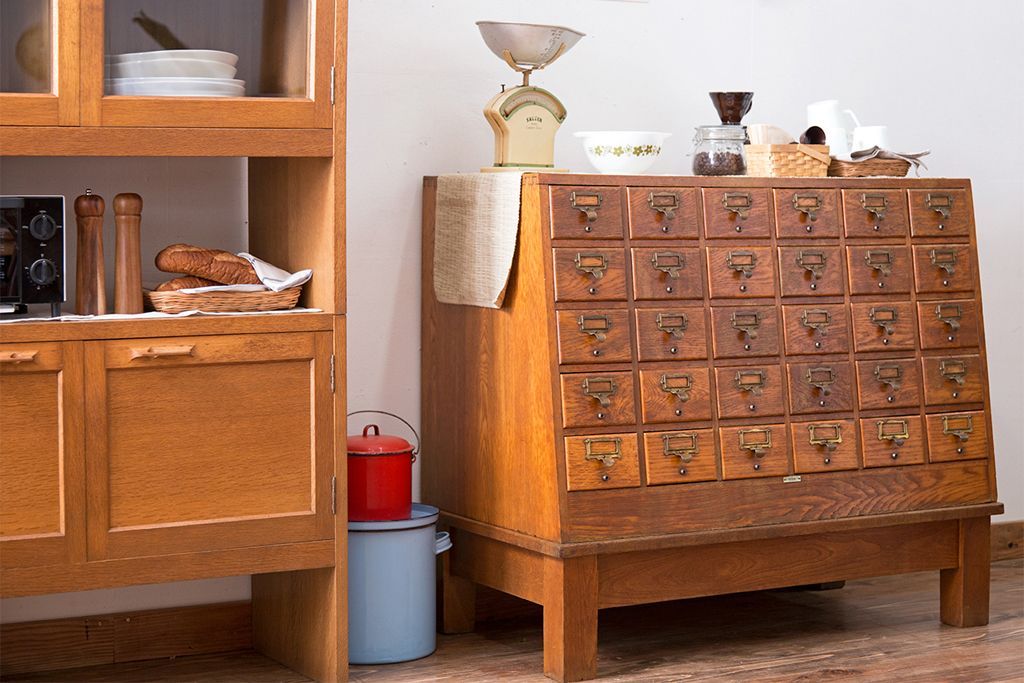 レトロ家具　昭和レトロ　ネームプレート付き!古い木製の脚付きドロワー(引き出し)