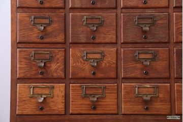 レトロ家具　昭和レトロ　ネームプレート付き!古い木製の脚付きドロワー(引き出し)