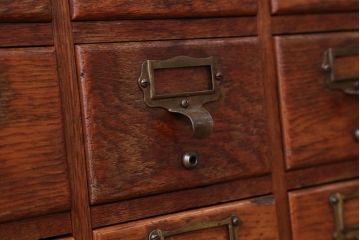 レトロ家具　昭和レトロ　ネームプレート付き!古い木製の脚付きドロワー(引き出し)