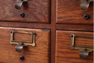 レトロ家具　昭和レトロ　ネームプレート付き!古い木製の脚付きドロワー(引き出し)