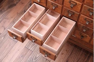 レトロ家具　昭和レトロ　ネームプレート付き!古い木製の脚付きドロワー(引き出し)