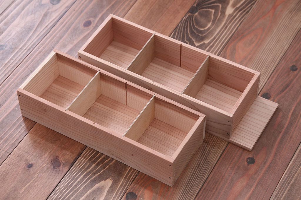 レトロ家具　昭和レトロ　ネームプレート付き!古い木製の脚付きドロワー(引き出し)