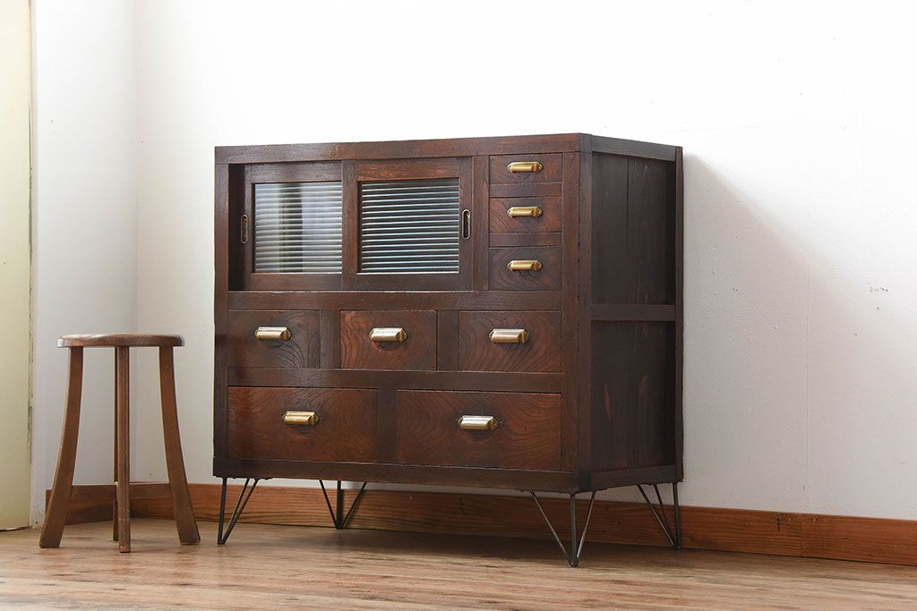 アンティーク家具　和製アンティーク　モールガラス入り!前面欅材の鉄脚付き収納棚(1)