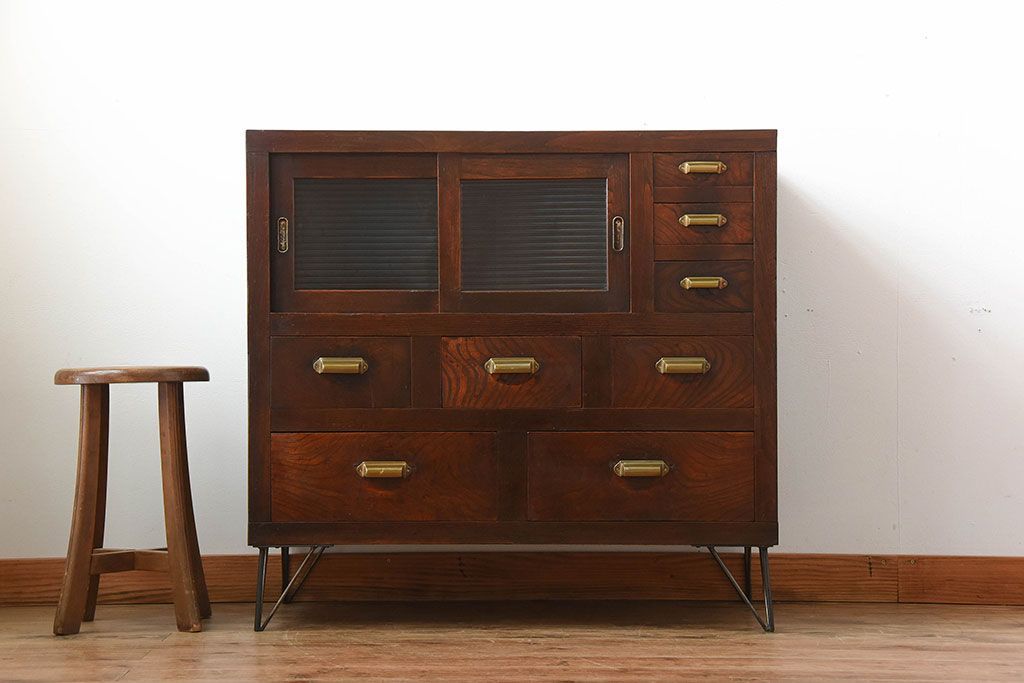 アンティーク家具　和製アンティーク　モールガラス入り!前面欅材の鉄脚付き収納棚(1)