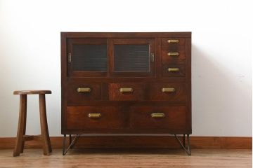 アンティーク家具　和製アンティーク　モールガラス入り!前面欅材の鉄脚付き収納棚(1)