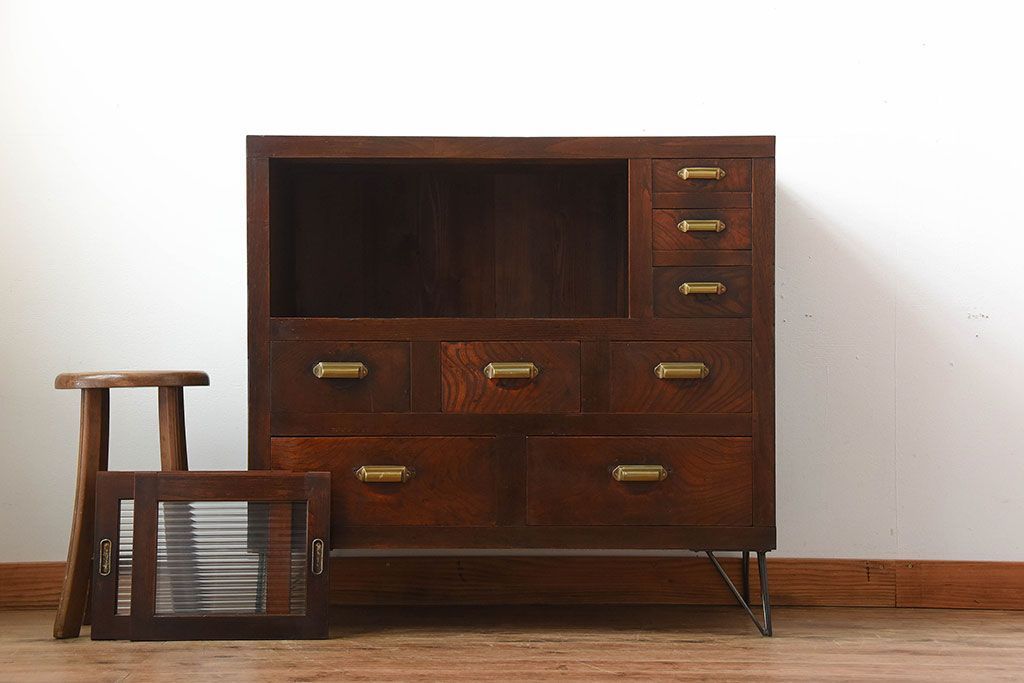 アンティーク家具　和製アンティーク　モールガラス入り!前面欅材の鉄脚付き収納棚(1)