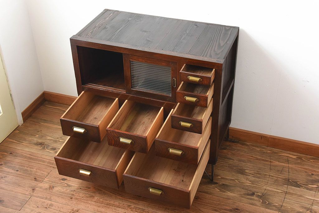 アンティーク家具　和製アンティーク　モールガラス入り!前面欅材の鉄脚付き収納棚(1)