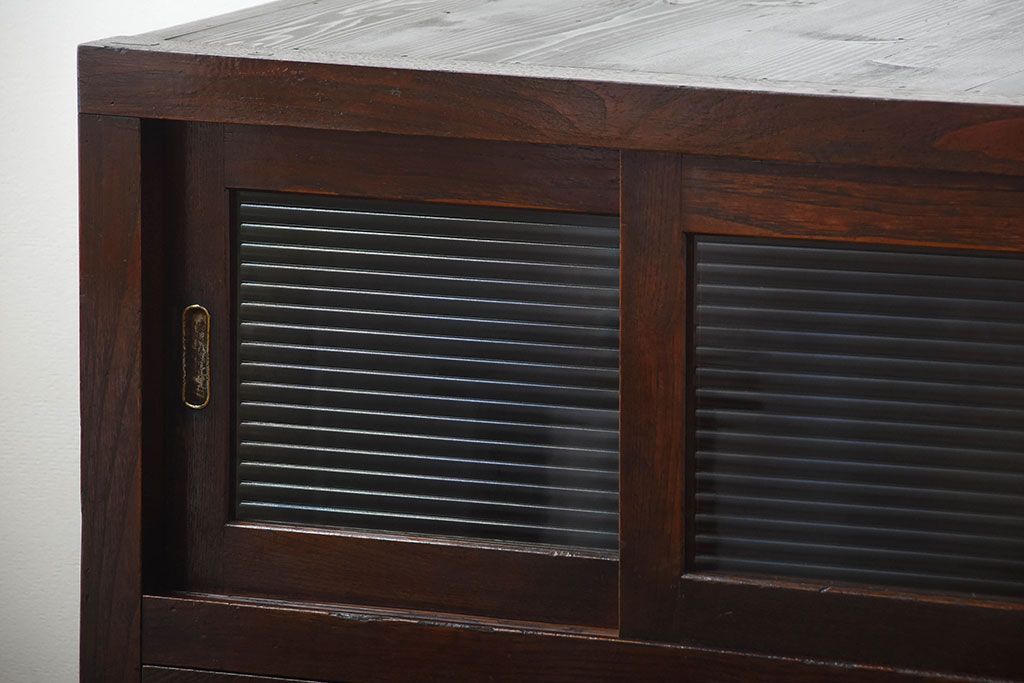 アンティーク家具　和製アンティーク　モールガラス入り!前面欅材の鉄脚付き収納棚(1)