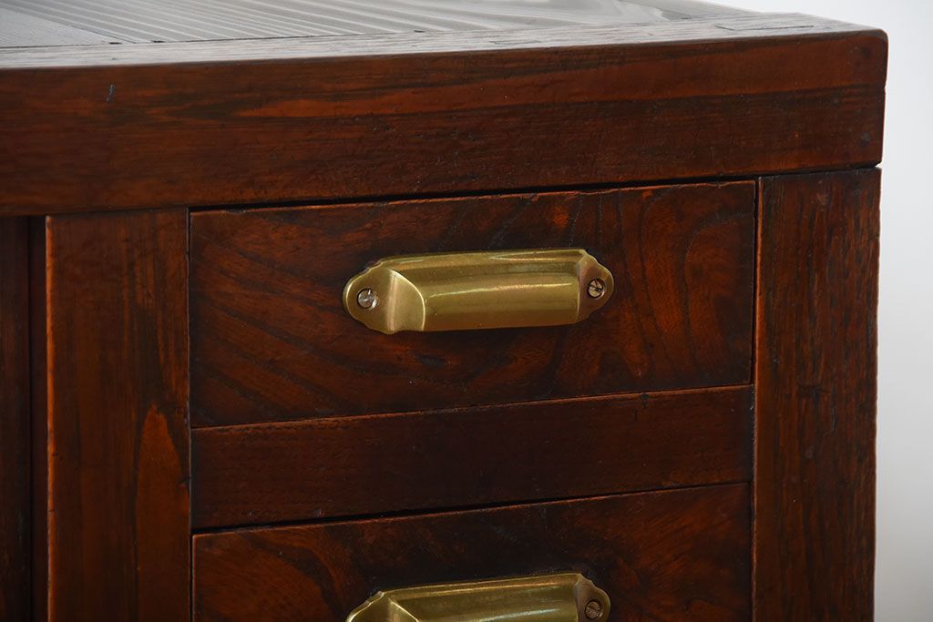 アンティーク家具　和製アンティーク　モールガラス入り!前面欅材の鉄脚付き収納棚(1)