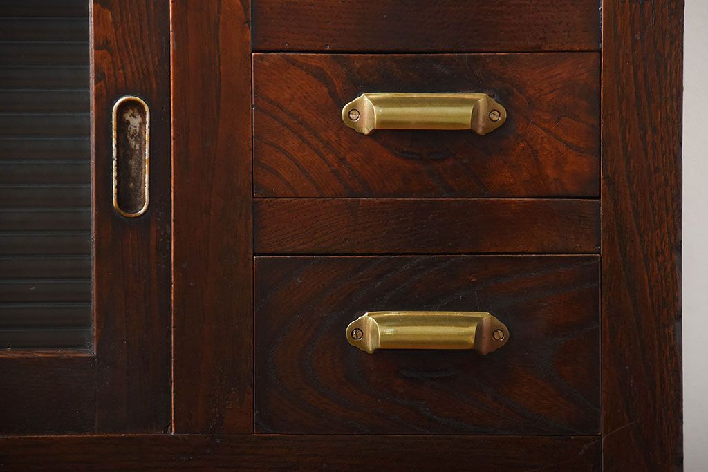 アンティーク家具　和製アンティーク　モールガラス入り!前面欅材の鉄脚付き収納棚(1)