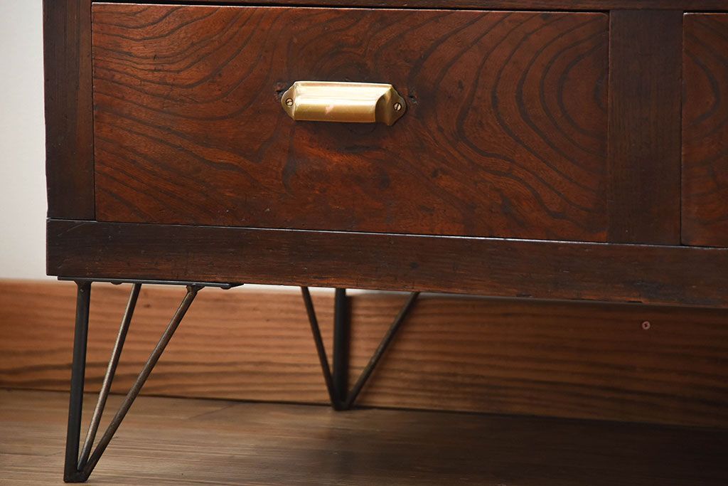 アンティーク家具　和製アンティーク　モールガラス入り!前面欅材の鉄脚付き収納棚(1)