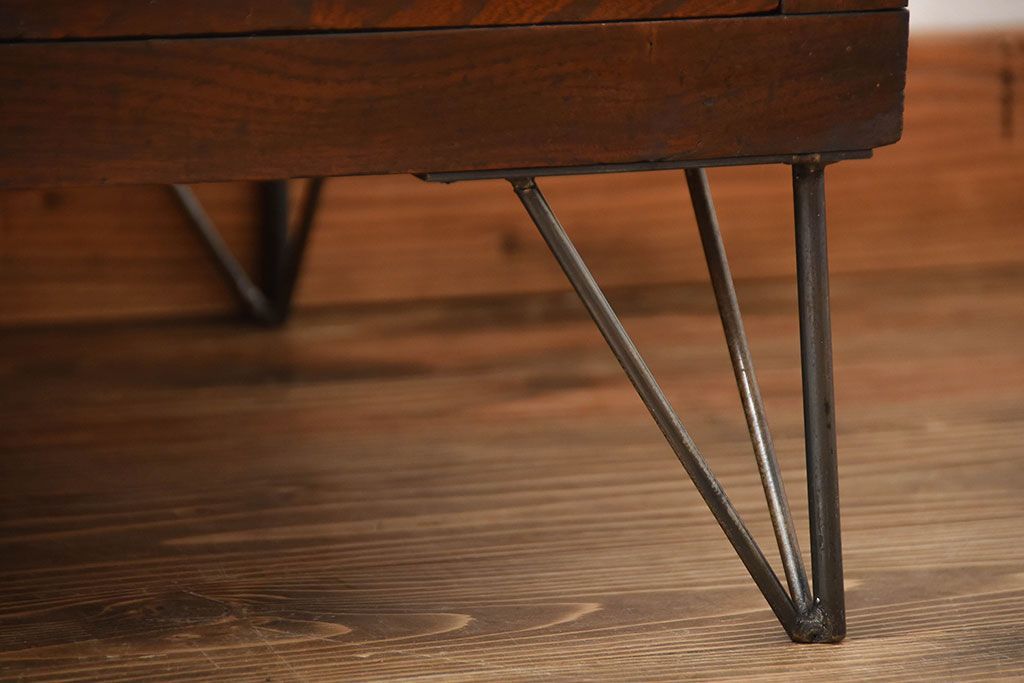 アンティーク家具　和製アンティーク　モールガラス入り!前面欅材の鉄脚付き収納棚(1)