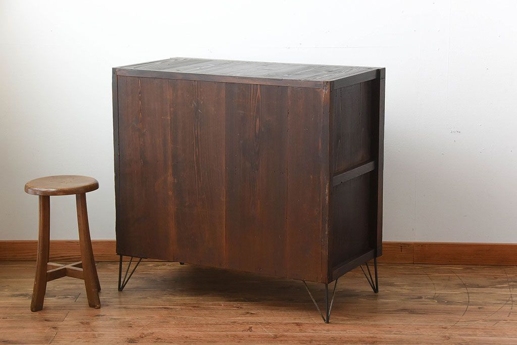 アンティーク家具　和製アンティーク　モールガラス入り!前面欅材の鉄脚付き収納棚(1)