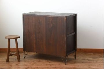 アンティーク家具　和製アンティーク　モールガラス入り!前面欅材の鉄脚付き収納棚(1)