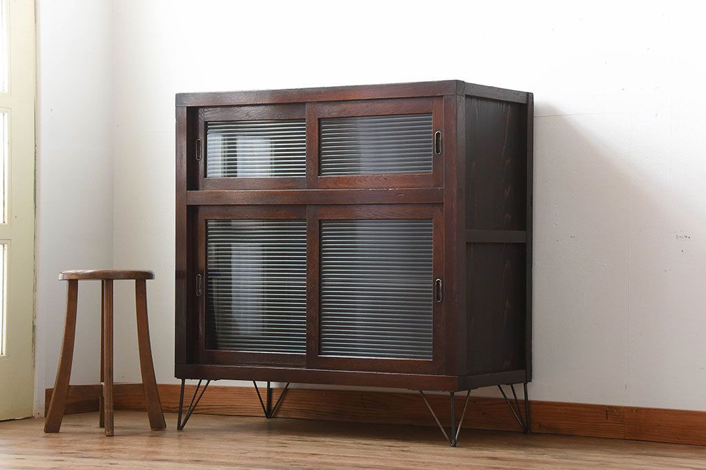 アンティーク家具　和製アンティーク　モールガラス入り!前面欅材の鉄脚付き収納棚(2)