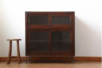 アンティーク家具　和製アンティーク　モールガラス入り!前面欅材の鉄脚付き収納棚(2)