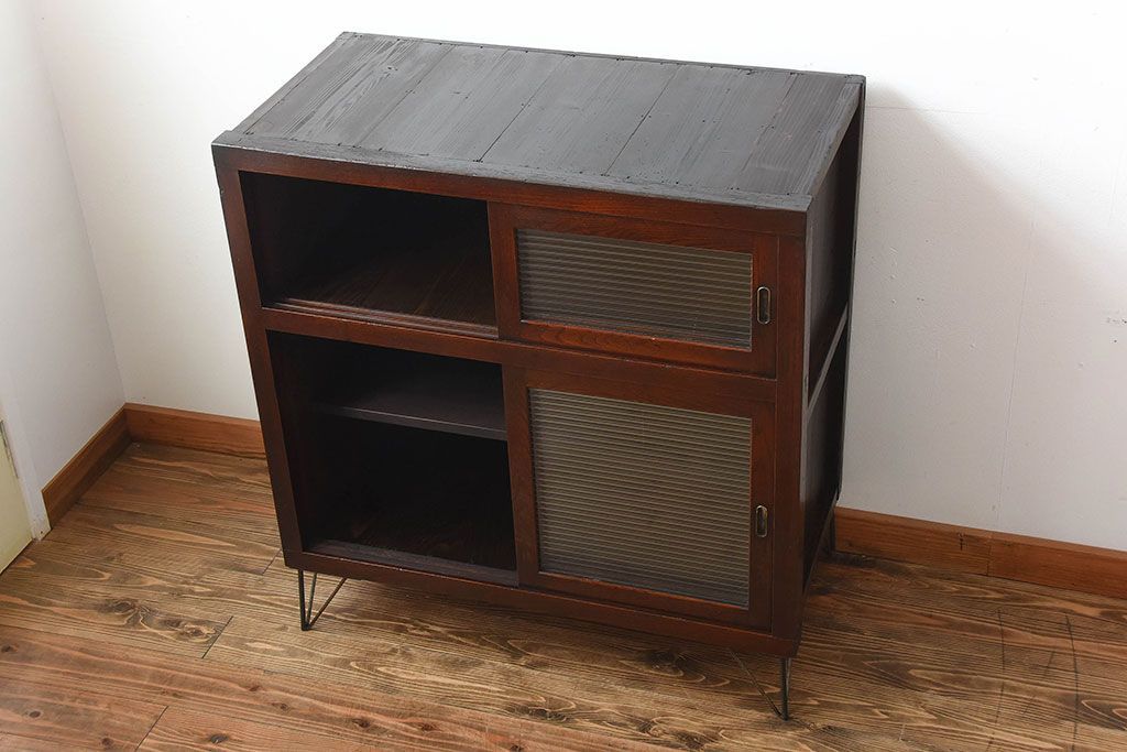 アンティーク家具　和製アンティーク　モールガラス入り!前面欅材の鉄脚付き収納棚(2)