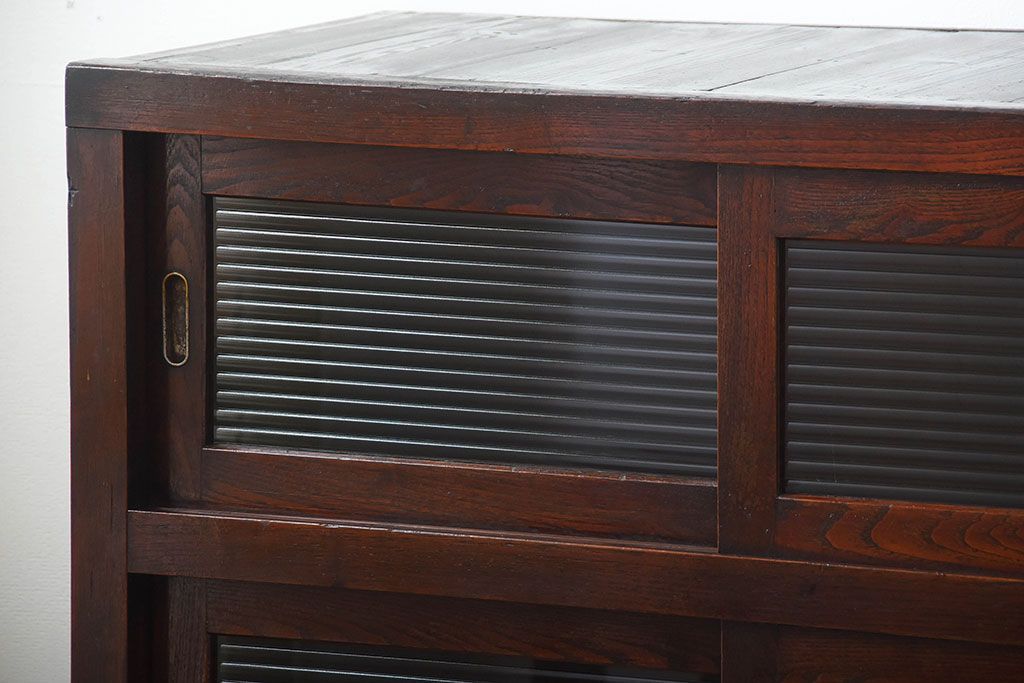 アンティーク家具　和製アンティーク　モールガラス入り!前面欅材の鉄脚付き収納棚(2)