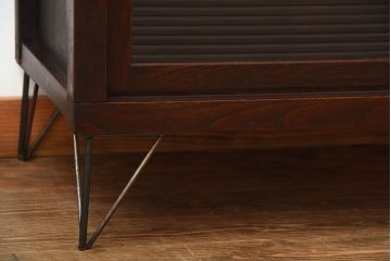 アンティーク家具　和製アンティーク　モールガラス入り!前面欅材の鉄脚付き収納棚(2)