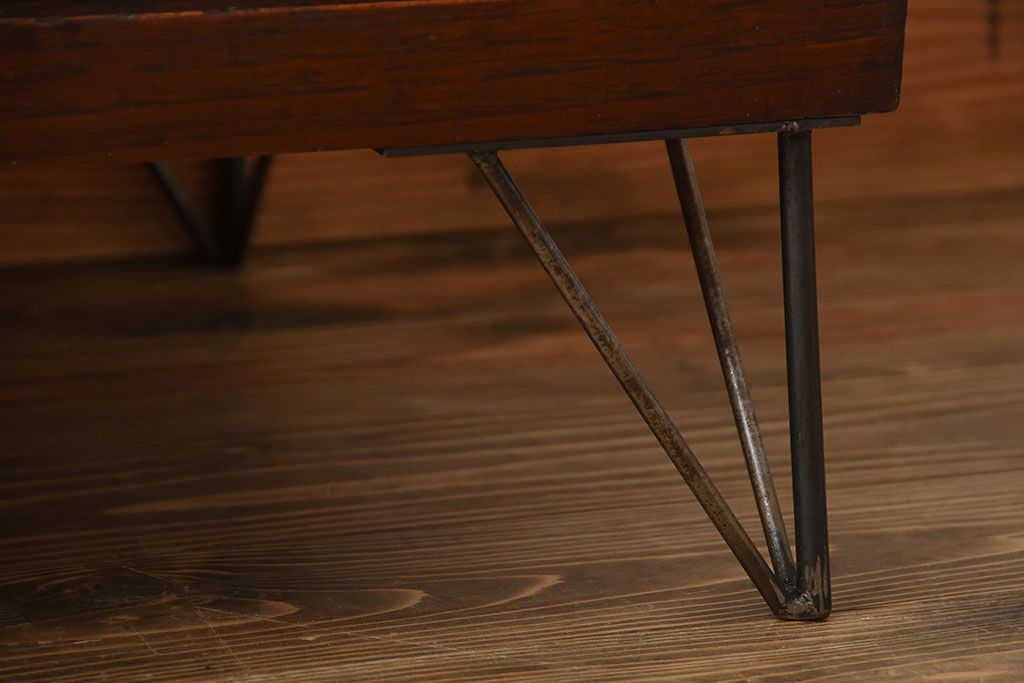 アンティーク家具　和製アンティーク　モールガラス入り!前面欅材の鉄脚付き収納棚(2)