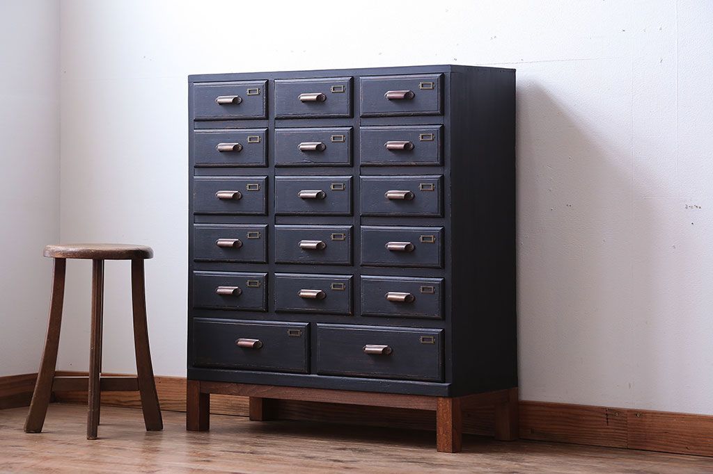 アンティーク家具　アンティークペイント　ネームプレート付き17杯ドロワー(引き出し・チェスト)