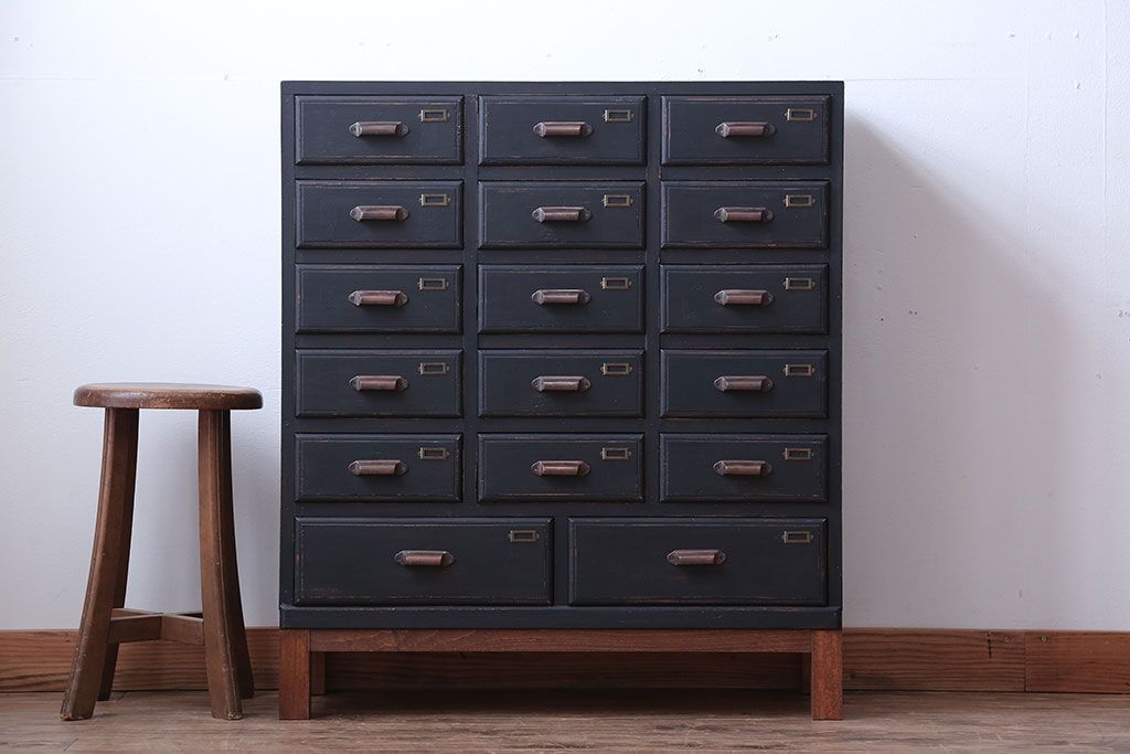 アンティーク家具　アンティークペイント　ネームプレート付き17杯ドロワー(引き出し・チェスト)