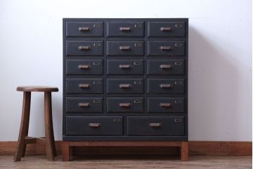 アンティーク家具　アンティークペイント　ネームプレート付き17杯ドロワー(引き出し・チェスト)