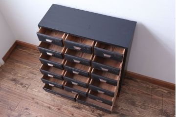 アンティーク家具　アンティークペイント　ネームプレート付き17杯ドロワー(引き出し・チェスト)
