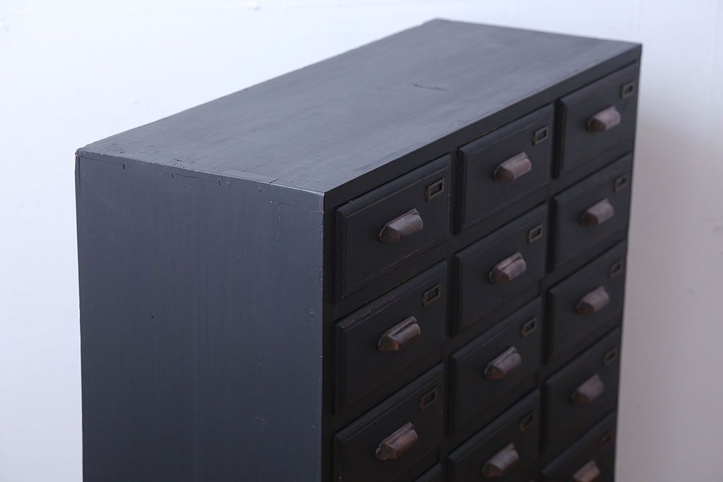 アンティーク家具　アンティークペイント　ネームプレート付き17杯ドロワー(引き出し・チェスト)