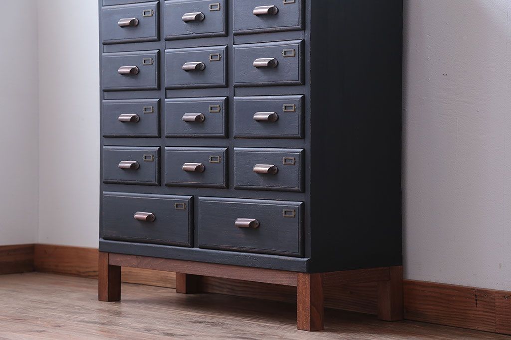 アンティーク家具　アンティークペイント　ネームプレート付き17杯ドロワー(引き出し・チェスト)