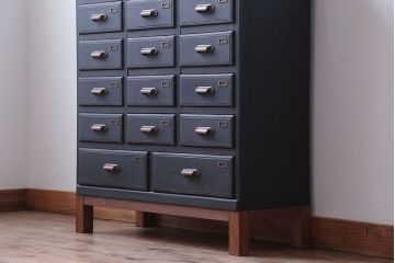 アンティーク家具　アンティークペイント　ネームプレート付き17杯ドロワー(引き出し・チェスト)