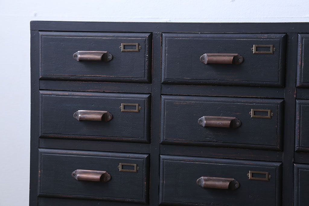 アンティーク家具　アンティークペイント　ネームプレート付き17杯ドロワー(引き出し・チェスト)