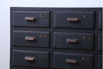 アンティーク家具　アンティークペイント　ネームプレート付き17杯ドロワー(引き出し・チェスト)