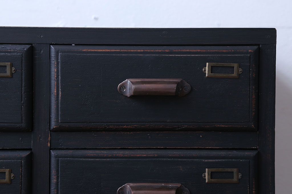 アンティーク家具　アンティークペイント　ネームプレート付き17杯ドロワー(引き出し・チェスト)