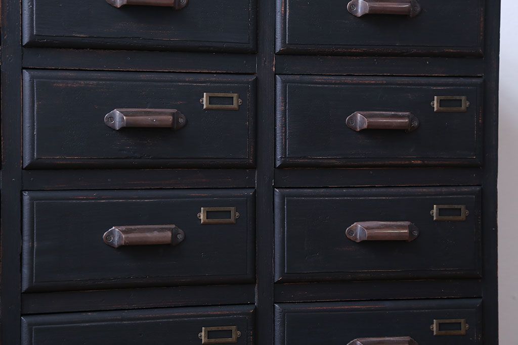 アンティーク家具　アンティークペイント　ネームプレート付き17杯ドロワー(引き出し・チェスト)