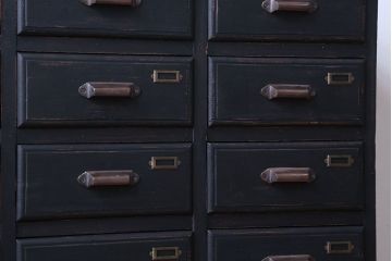 アンティーク家具　アンティークペイント　ネームプレート付き17杯ドロワー(引き出し・チェスト)