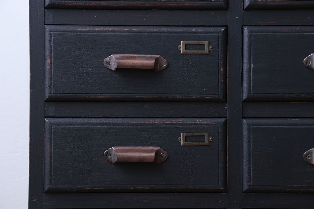 アンティーク家具　アンティークペイント　ネームプレート付き17杯ドロワー(引き出し・チェスト)