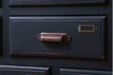 アンティーク家具　アンティークペイント　ネームプレート付き17杯ドロワー(引き出し・チェスト)