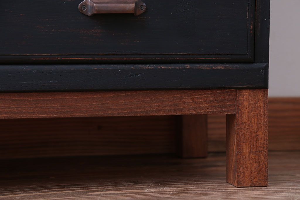 アンティーク家具　アンティークペイント　ネームプレート付き17杯ドロワー(引き出し・チェスト)