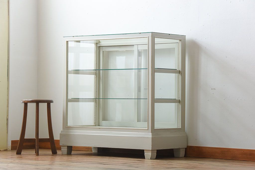 アンティーク家具　アンティークペイント　脚付き!小ぶりなガラスケース