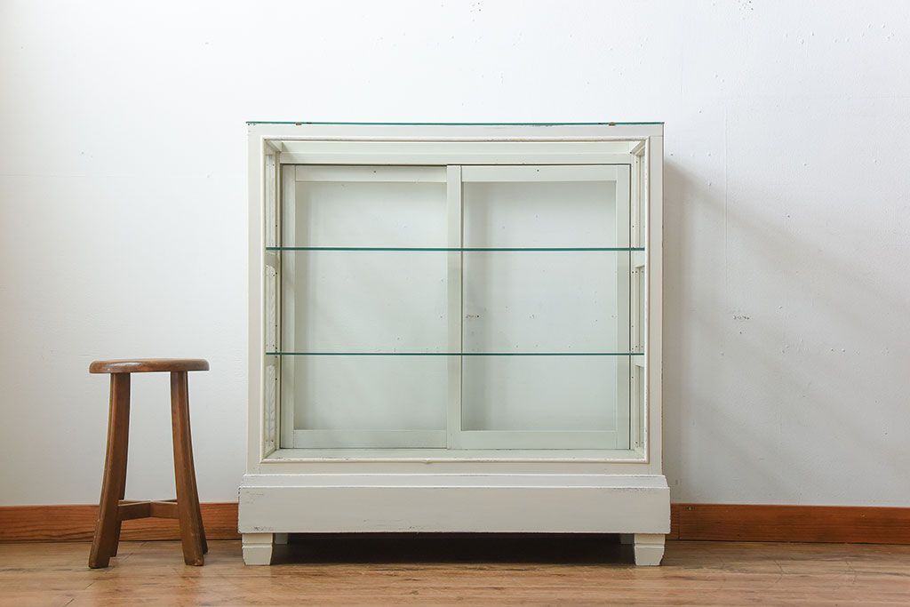 アンティーク家具　アンティークペイント　脚付き!小ぶりなガラスケース