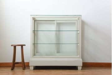 アンティーク家具　アンティークペイント　脚付き!小ぶりなガラスケース
