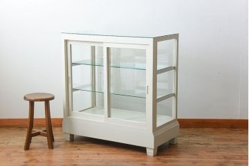 アンティーク家具　アンティークペイント　脚付き!小ぶりなガラスケース