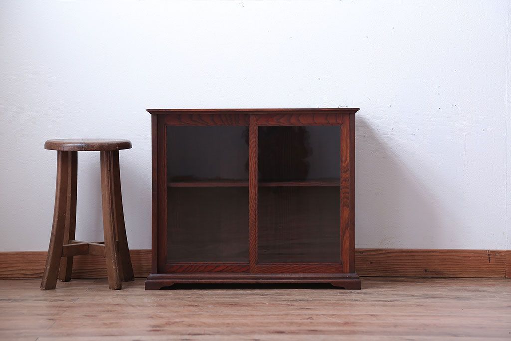 アンティーク家具　古民具・骨董　古い栓材の小ぶりな高級アンティーク収納棚(1)