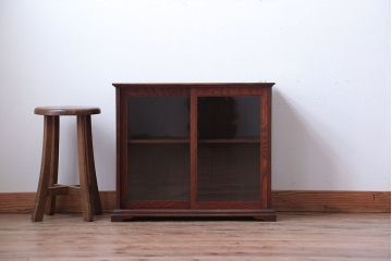 アンティーク家具　古民具・骨董　古い栓材の小ぶりな高級アンティーク収納棚(1)